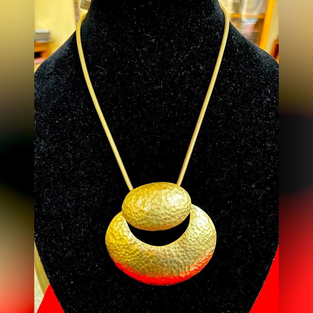 Chico’s NWT Gold Hammered Pendant Necklace, 18” long